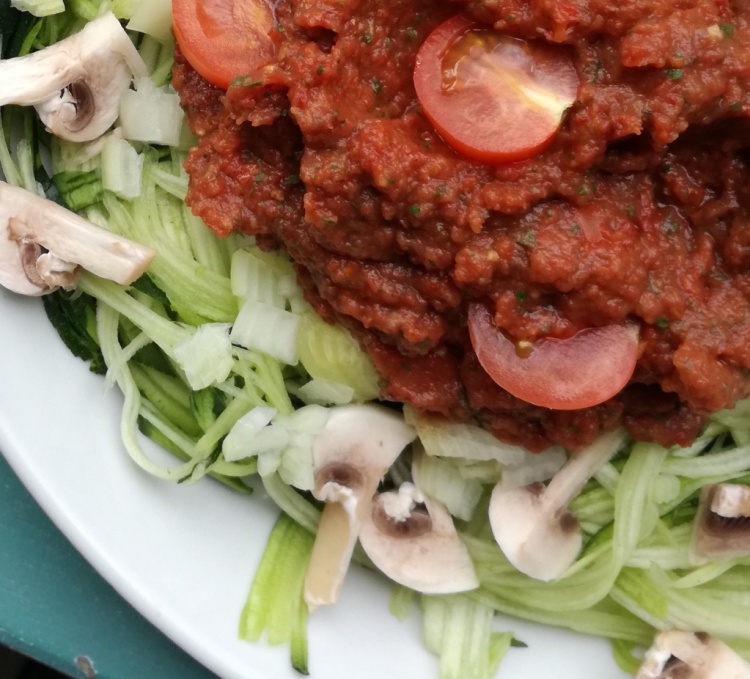 zoom spaghettis de courgette à la bolognaise crue vegan et sans gluten médical médium compatible