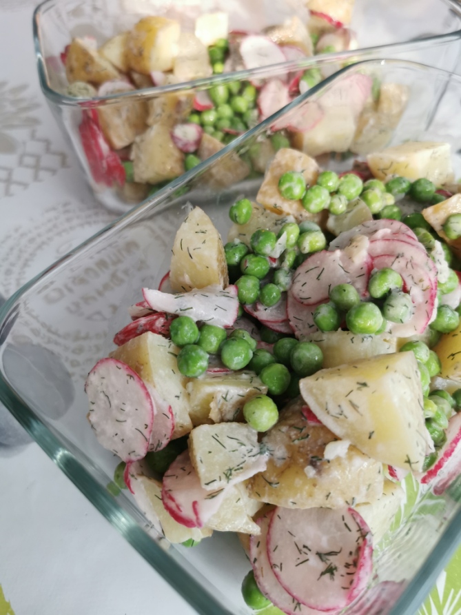 salade de pommes de terre crémeuse aux radis et petits pois crus vegan et sans gluten médical médium compatible