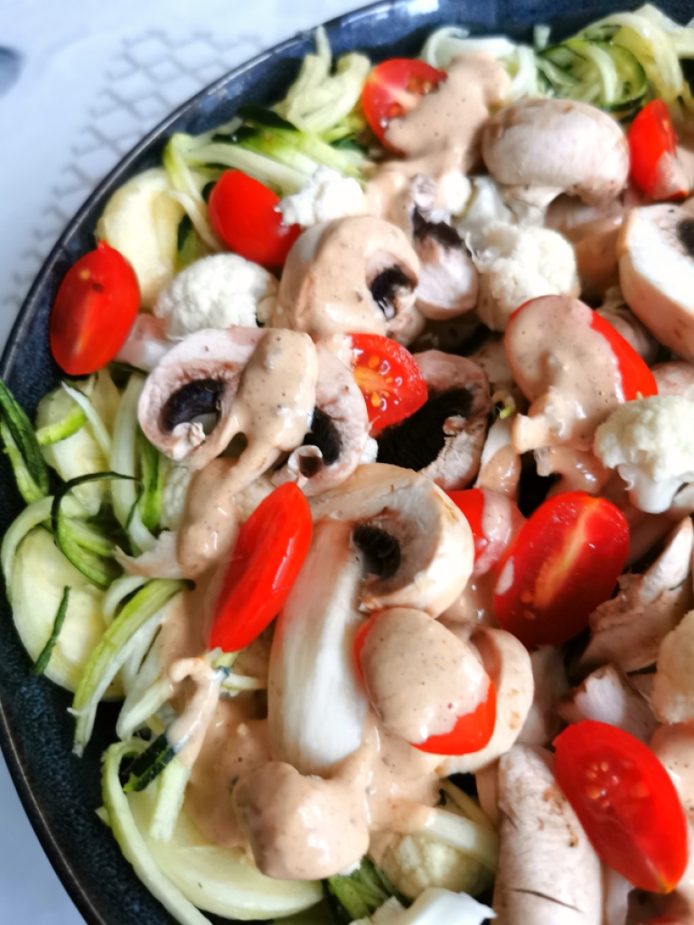 zoom salade de légumes sauce cajou vegan, sans gluten, médical médium compatible